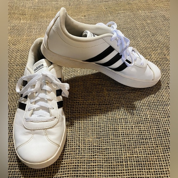 Adidas Superstar Sneakers, Sz 6, White Leather Upper w/3 Stripe Logo, Shell Toe - Picture 2 of 8
